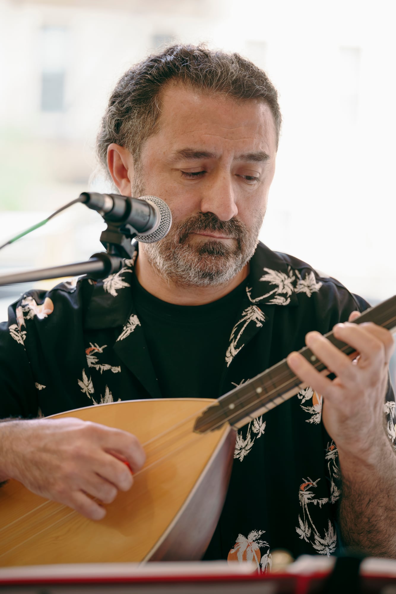 Ercan Alkan playing the bağlama